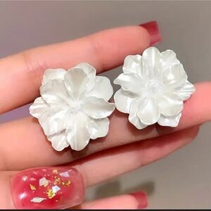 White Flower Stud Earrings Timeless Simple Style Ear Piercing Jewelry